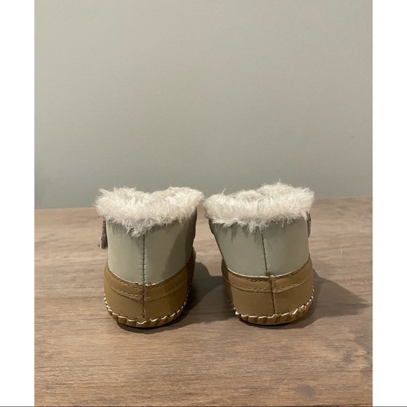 ** LEAVING TODAY** Infant fuzzy booties - Picture 3 of 6